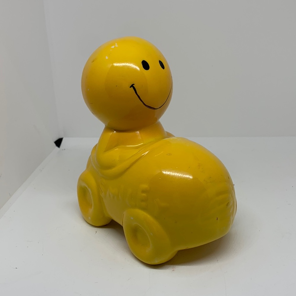 Vintage Yellow Smiley Face Driving Car Coin Bsnk